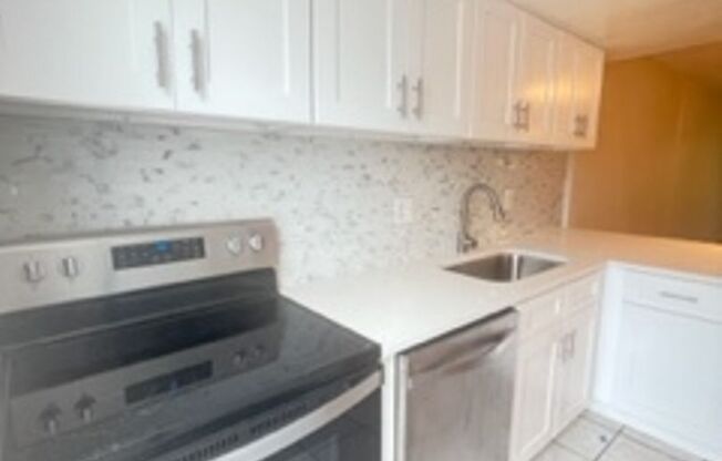 Fantastic conservation view  - 3 BR/2.5 Bath Condo - community pool, internet and cable included