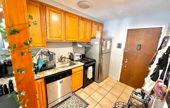 2 beds, 1 bath, 668 sqft, $2,400, Unit 05