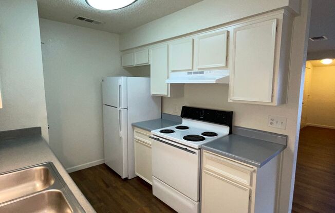 2 beds, 1 bath, 993 sqft, $1,595, Unit 13-18