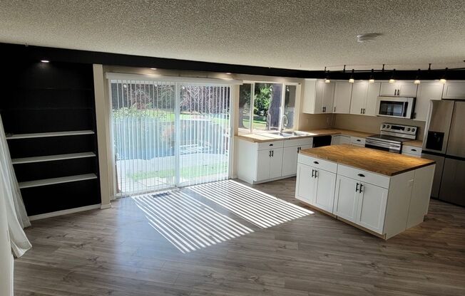 Twin Lakes 4 Bedroom 2.5 Bathroom Rambler Backed onto the Twin Lakes Golf Course!
