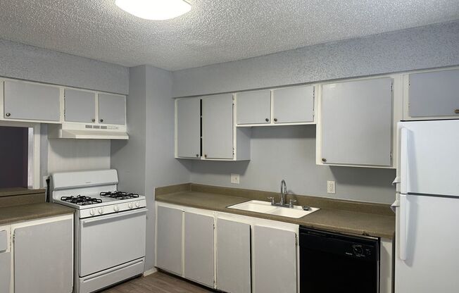 2 beds, 1.5 baths, 992 sqft, $780, Unit 233E