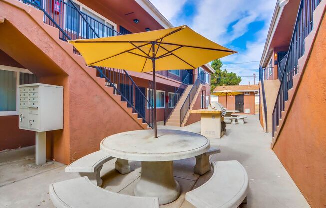 2 beds, 1 bath, $2,350, Unit 2224 1/2