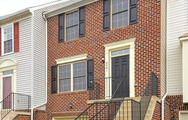 Beautifully maintained townhouse in Lake Linganore ready for your family mid-May!