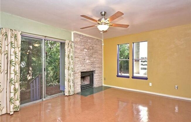 2 Bed/1.5 Bath w/ 2nd Living Room