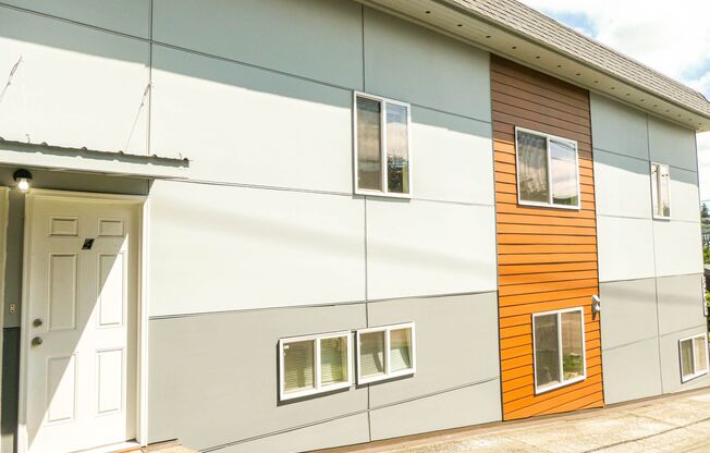 Bright Top-Floor, 2 bedroom apartment in Magnolia!