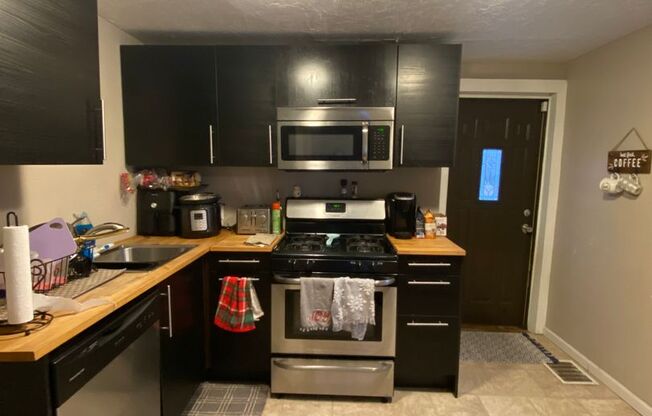 AVAILABLE MAY 2026  - 2.5 Bedroom Home in Mt Washington w/ Fenced In Yard!