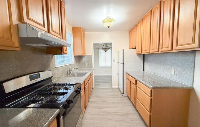 3 beds, 1 bath, $2,800, Unit 1719