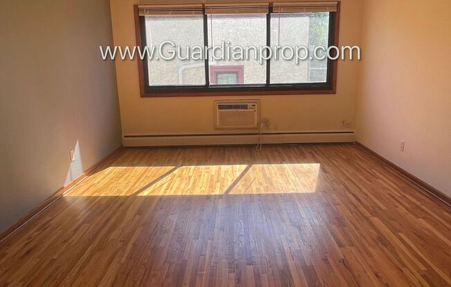 Kingfield Neighborhood Top Level, Heat Paid, Pets Welcome, USI connected, 1 Month Free