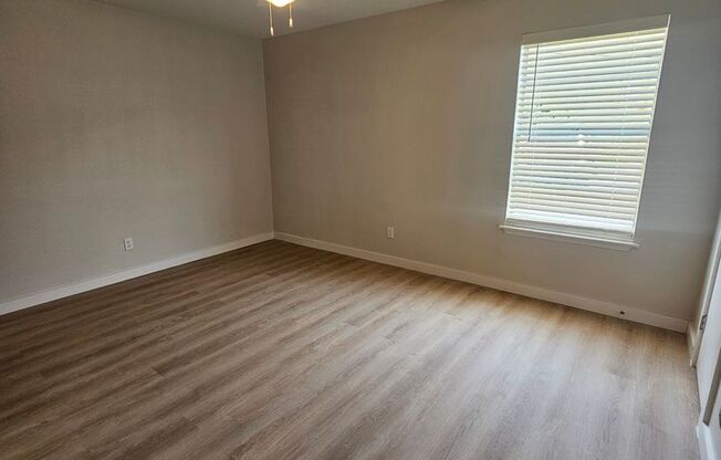 1 bed, 1 bath, 700 sqft, $1,305, Unit LAW11-122