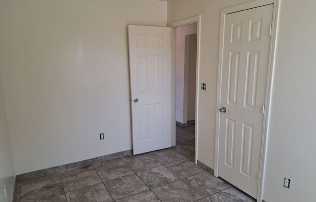 2 beds, 1 bath, $850, Unit B