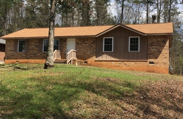 NICE BRICK HOME / FENCED BACK YARD!