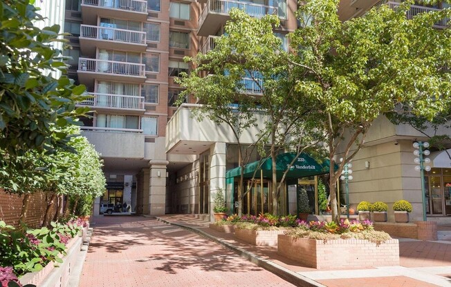 Studio, 1 bath, 400 sqft, $3,300, Unit 10J