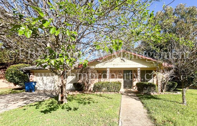 1422 Austin St - Charming 3 Bedroom, 2 Bathroom Home With Garage in Ennis, TX