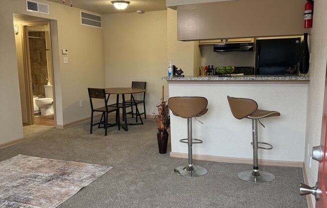 1 bed, 1 bath, 612 sqft, $895, Unit 906