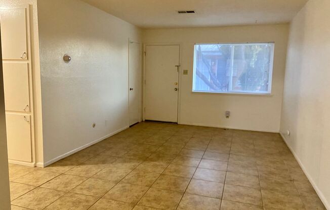 2 beds, 1 bath, 900 sqft, $750, Unit 5030 - Unit D, 1109 Louisiana Blvd