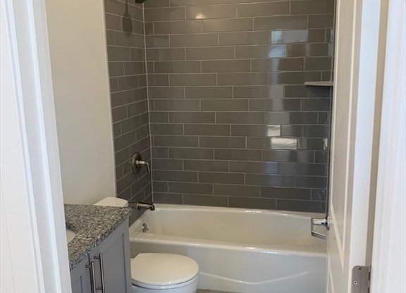 2 beds, 1 bath, $2,250, Unit 401