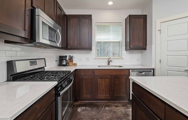 Modern condo, great location, fully Furnished!