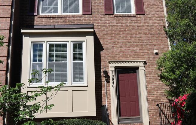 Quiet & Bright End-Unit Retreat in Desirable Silver Spring