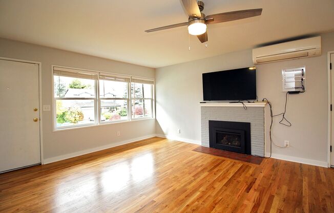 Nicely Updated 3+ Bed Mid-Century Home at Cathedral Park