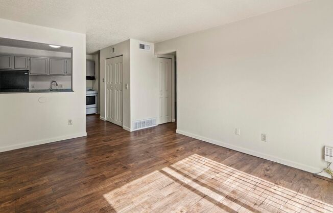 2 beds, 1 bath, 900 sqft, $1,100, Unit 11150 M