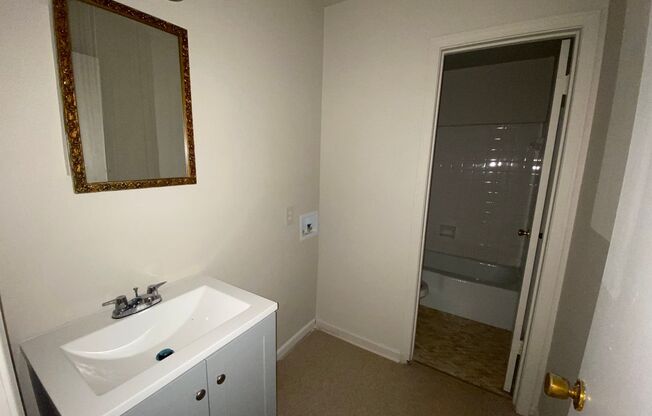 2 beds, 1 bath, $975, Unit Apt A