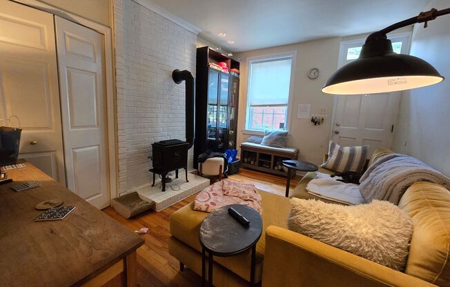 DELIGHTFUL 2 BEDROOM QUEEN VILLAGE TOWNHOUSE