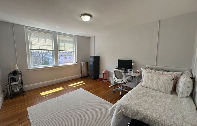 Studio, 1 bath, $1,950, Unit 10 Brooks Park #14