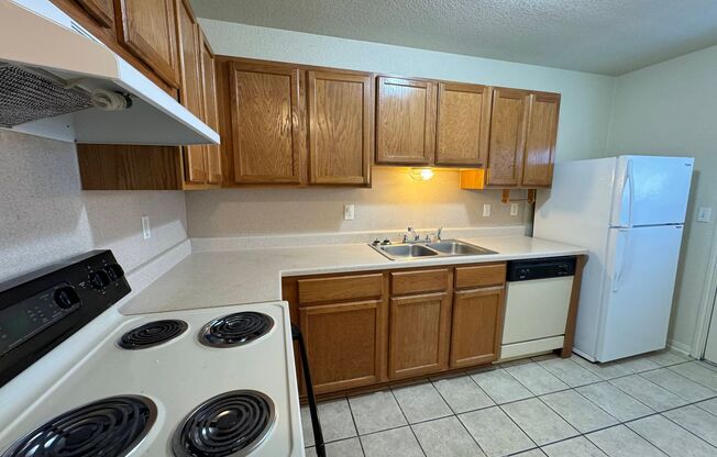 2 beds, 1.5 baths, 976 sqft, $875, Unit Apt B