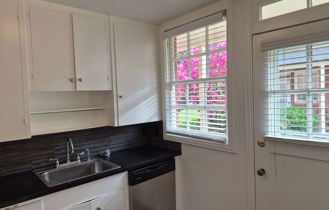 2 beds, 1 bath, 901 sqft, $1,990, Unit 07