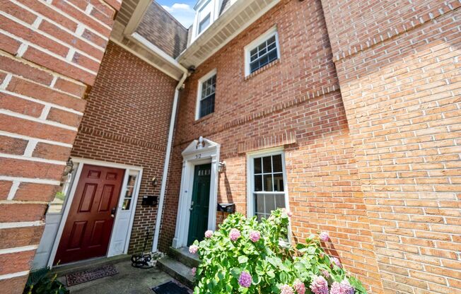 Updated // 3 Bedroom 2 Bathroom Condo // Arlington// Parking Included