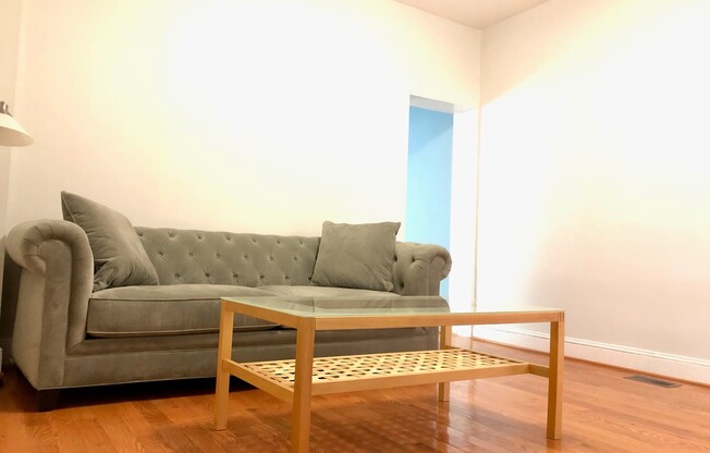 Lovely 2-Bedroom Townhouse in Historic Germantown! Available mid-August!