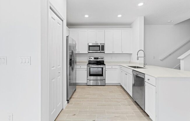 Newer Townhome - Tara West End