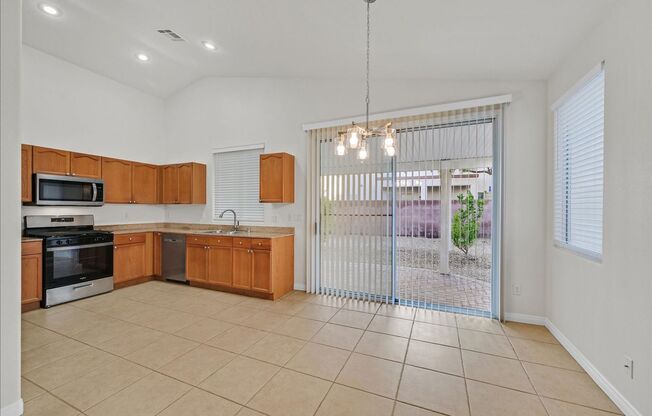 Spacious Single-Story Home with Vaulted Ceilings in Guard-Gated Palm Hills