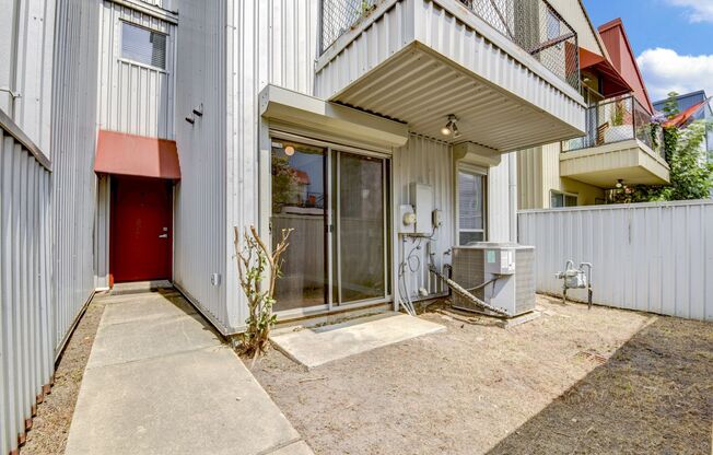 Modern Townhome In The Heart Of Midtown!