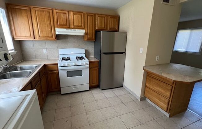 2 beds, 1 bath, $1,100