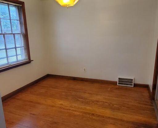 2 beds, 1 bath, $1,100