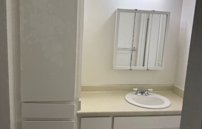 Studio, 1 bath, $950, Unit 17
