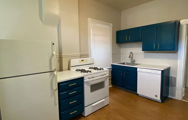 AVAILABLE NOW!! Updated 2bed 1bath!