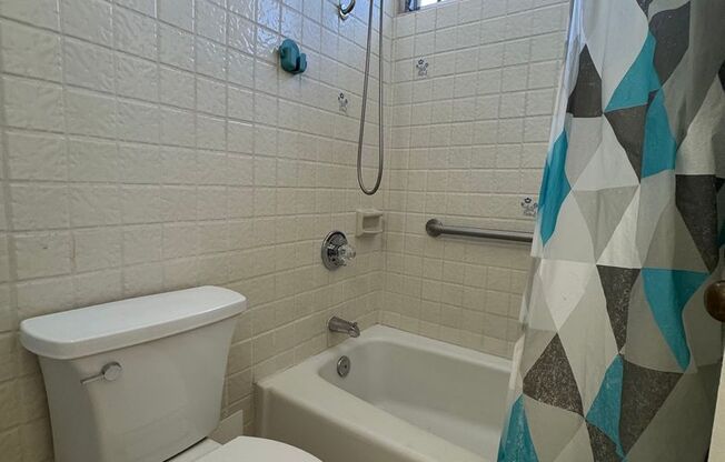 2 beds, 1 bath, $2,500, Unit # 26F