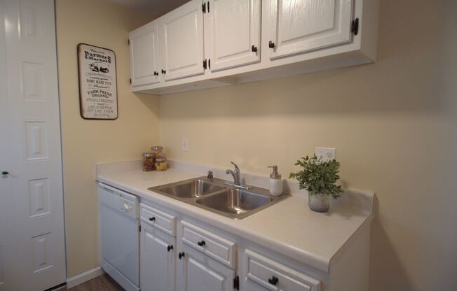 2 beds, 1 bath, 900 sqft, $1,195, Unit 4705 Indian Hills Dr., #10, Mount Pleasant, WI 53406