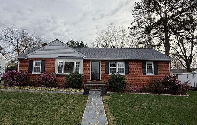 Three Bedroom Two Bath Home in Ridgeview/Parham & Ridge Area. Available in December!