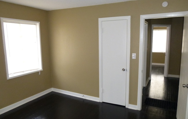 3 beds, 1 bath, $1,100