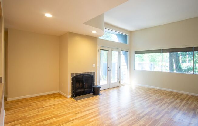 Fantastic Lake Oswego 1Bdr w/Fireplace, Dishwasher, W/D & Patio!