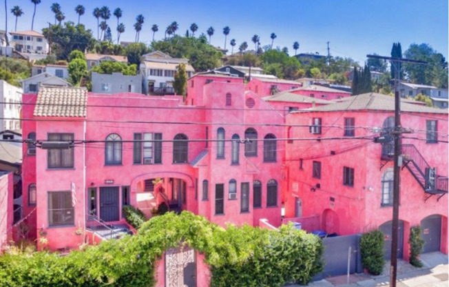 Big Momma Court Apts...Magical Renovated Bedrooms Available...CALL NOW!