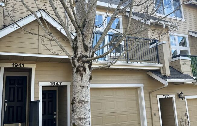 Beautiful 2 bedroom Townhouse in Issaquah Highland - Move in Ready