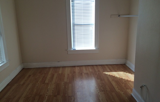 North Hyde Park Bungalow. Near UT & SOHO