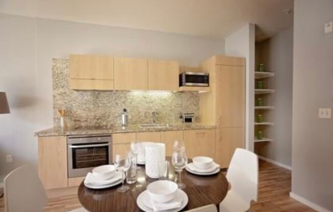 2 beds, 1.5 baths, 811 sqft, $2,395, Unit 401