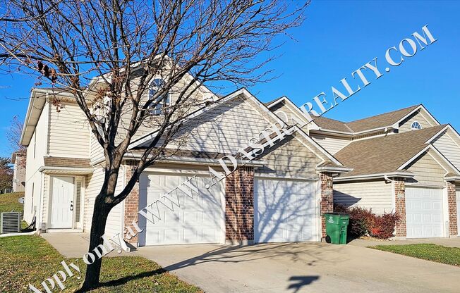 Beautiful Townhome in Blue Springs-Available NOW!!