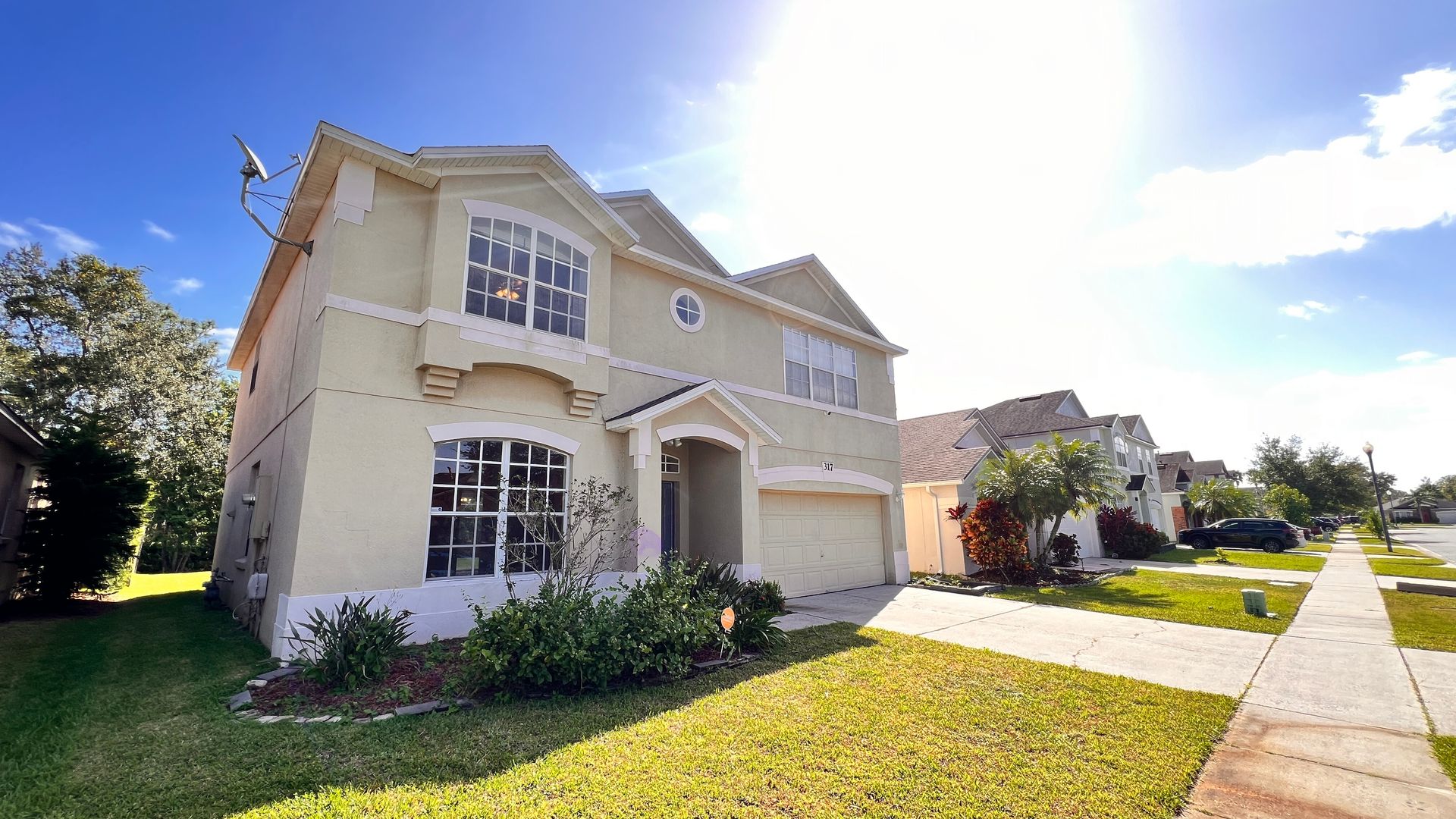 Available Starting November 30th! Stylish Living with Scenic Views: Discover This East Orlando 5BD/ 4BA Masterpiece!