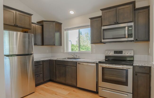 Large Garage in Burien 2bd 1.5ba home!